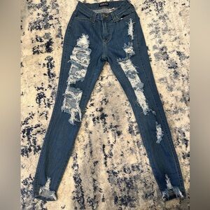 Women’s Fashion Nova Distressed Jeans.
Size 1 (24)
Stretchy
Excellent condition